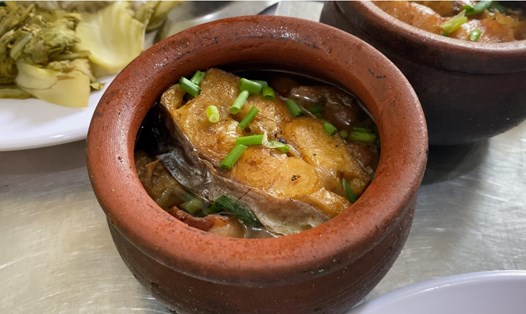 Món cá kho tộ đắt khách nhất tại quán cơm lu. Ảnh: Minh Thương