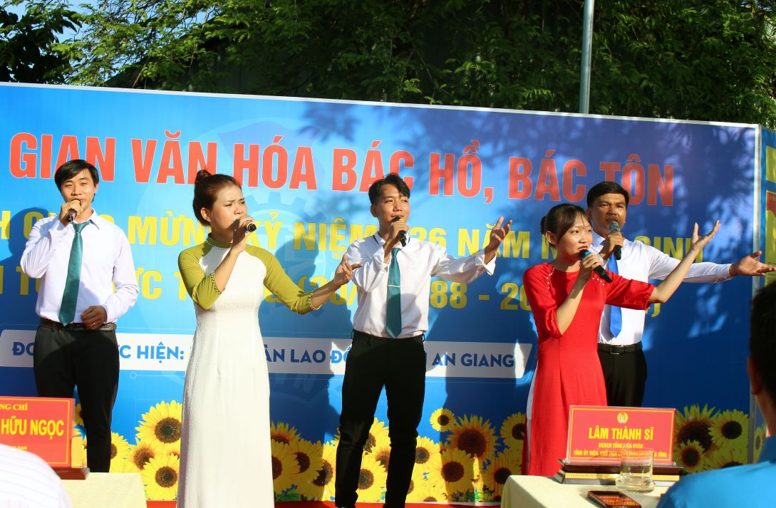 The performance was performed by the mass performance team of the Industrial Zones Trade Union of An Giang province for the event. Photo: Luc Tung