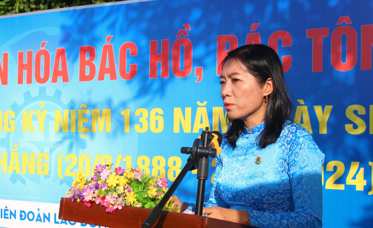 Vice President of the Confederation of Labor of An Giang province Lu Thi Kim Thuy spoke at the ceremony. Photo: Luc Tung