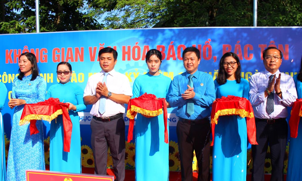 Performing the ribbon cutting ceremony to inaugurate the Cultural Space of Uncle Ho and Uncle Ton. Photo: Luc Tung