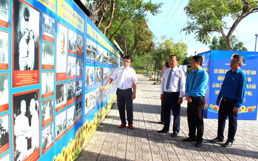 Leaders of the Provincial Labor Federation and guests visit Uncle Ho and Uncle Ton's space. Photo: Luc Tung