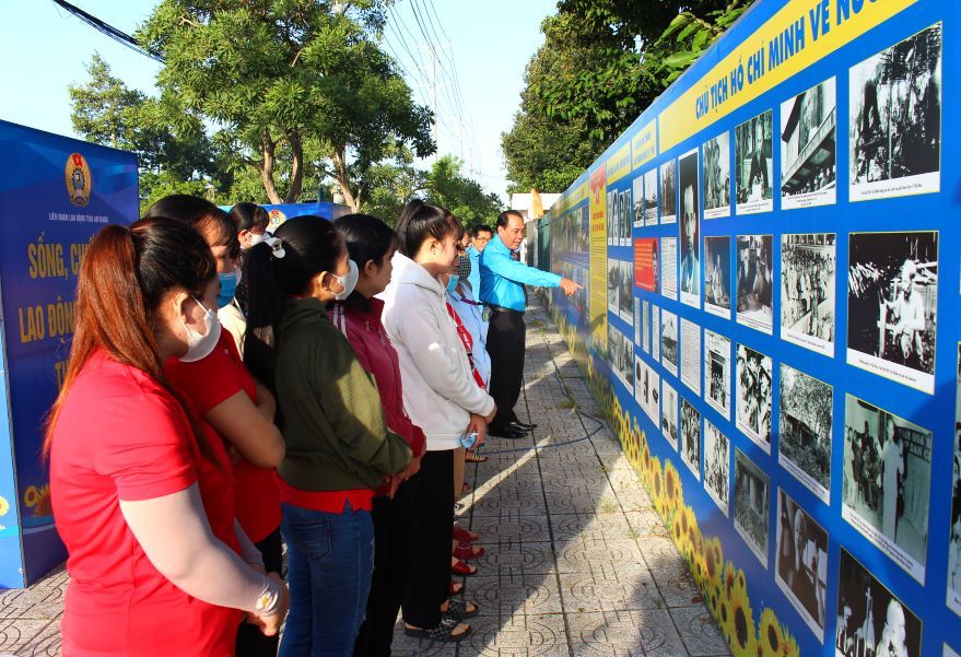 Union members and workers visit the Cultural Space of Uncle Ho and Uncle Ton. Photo: Luc Tung