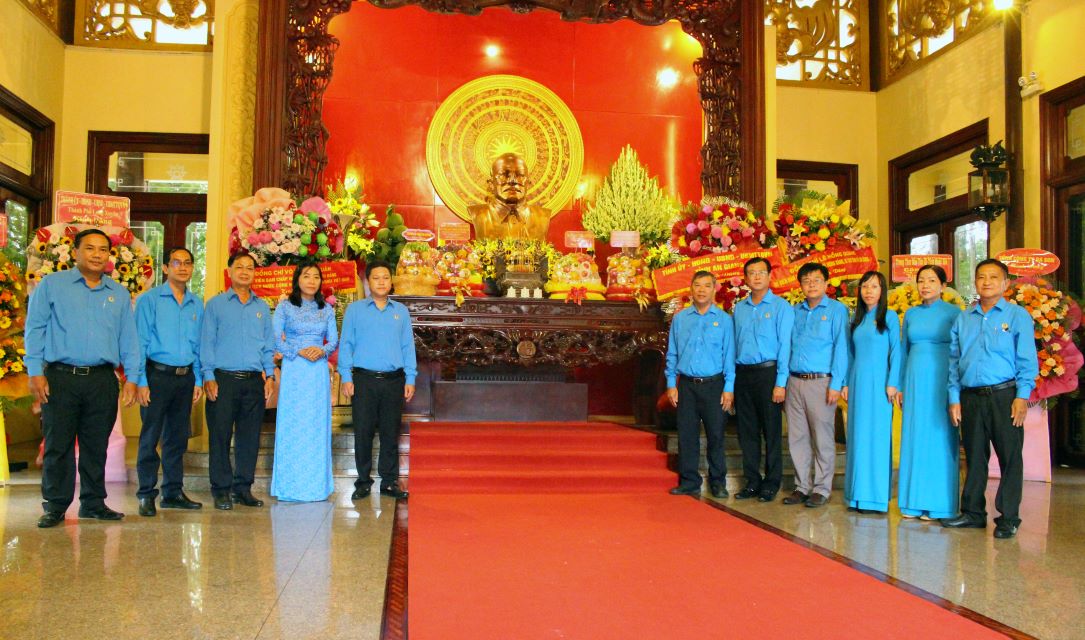 Offering incense and flowers at the Temple of President Ton Duc Thang. Photo: Luc Tung