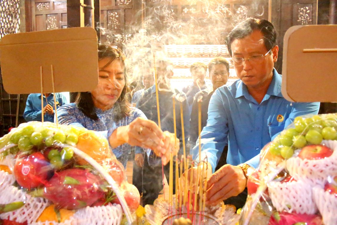 Representatives of the Labor Confederation of An Giang province offered incense at the relic of Uncle Ton's childhood home. Photo: Luc Tung