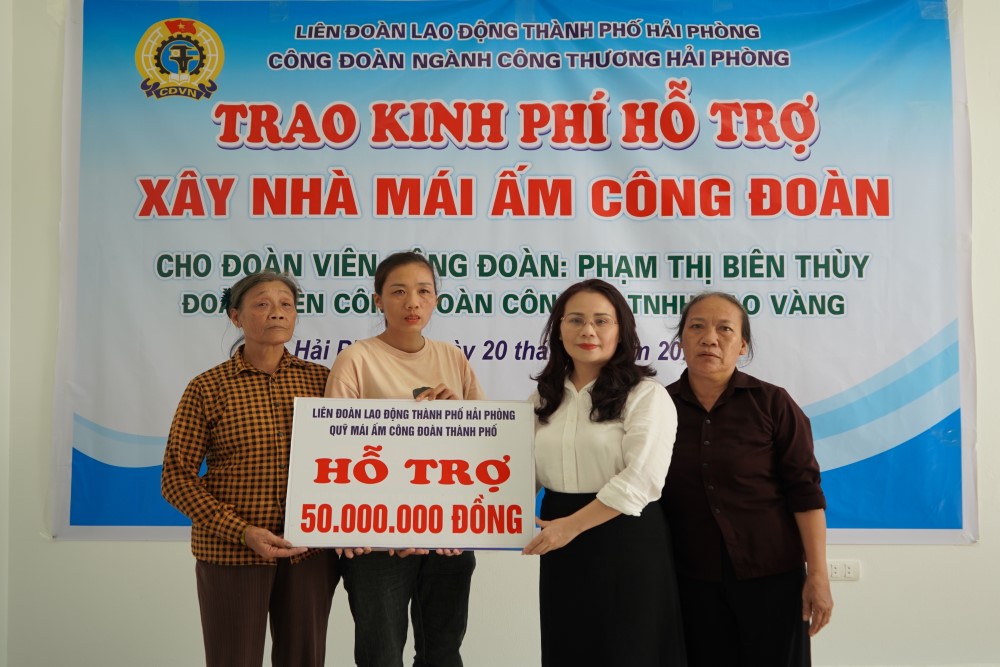 Đại diện lãnh đạo LĐLĐ TP.Hải Phòng trao kinh phí cho đoàn viên Công ty TNHH Sao Vàng. Ảnh: Mai Dung