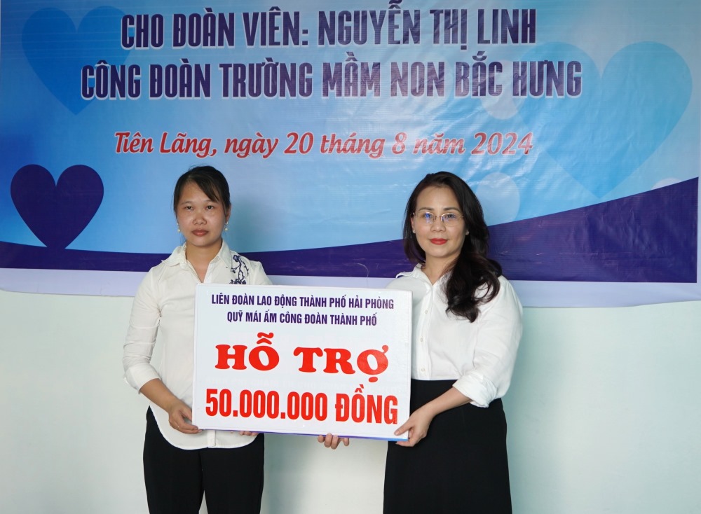 Phó Chủ tịch Thường trực LĐLĐ TP.Hải Phòng trao kinh phí hỗ trợ cho chị Nguyễn Thị Linh - đoàn viên Trường Mầm non Bắc Hưng. Ảnh: Mai Dung