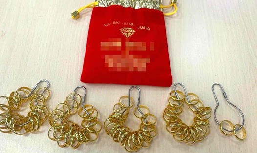 Công nhân làm đủ 5 năm được tặng 1 chỉ vàng 9999. Ảnh: Công ty TNHH CiBao