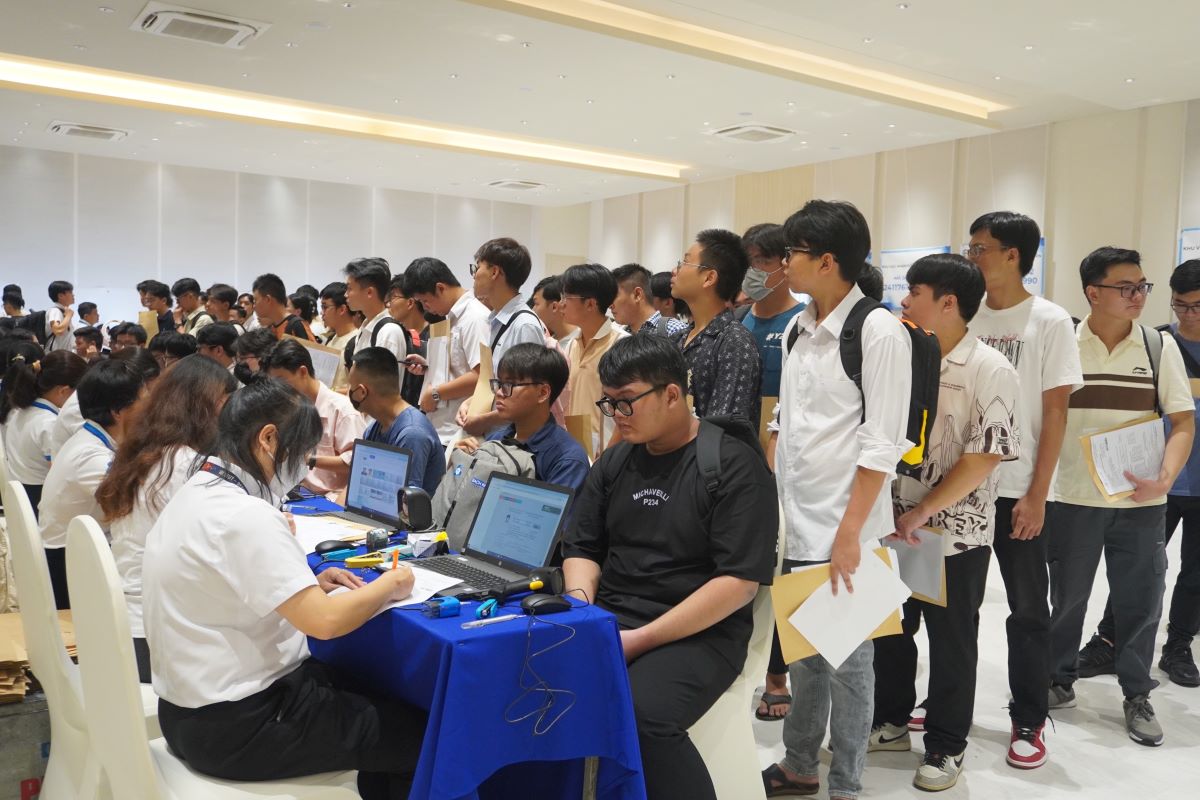 Tân sinh viên có mặt tại Trường Đại học Bách Khoa TPHCM chờ làm thủ tục nhập học. Ảnh: La Huế