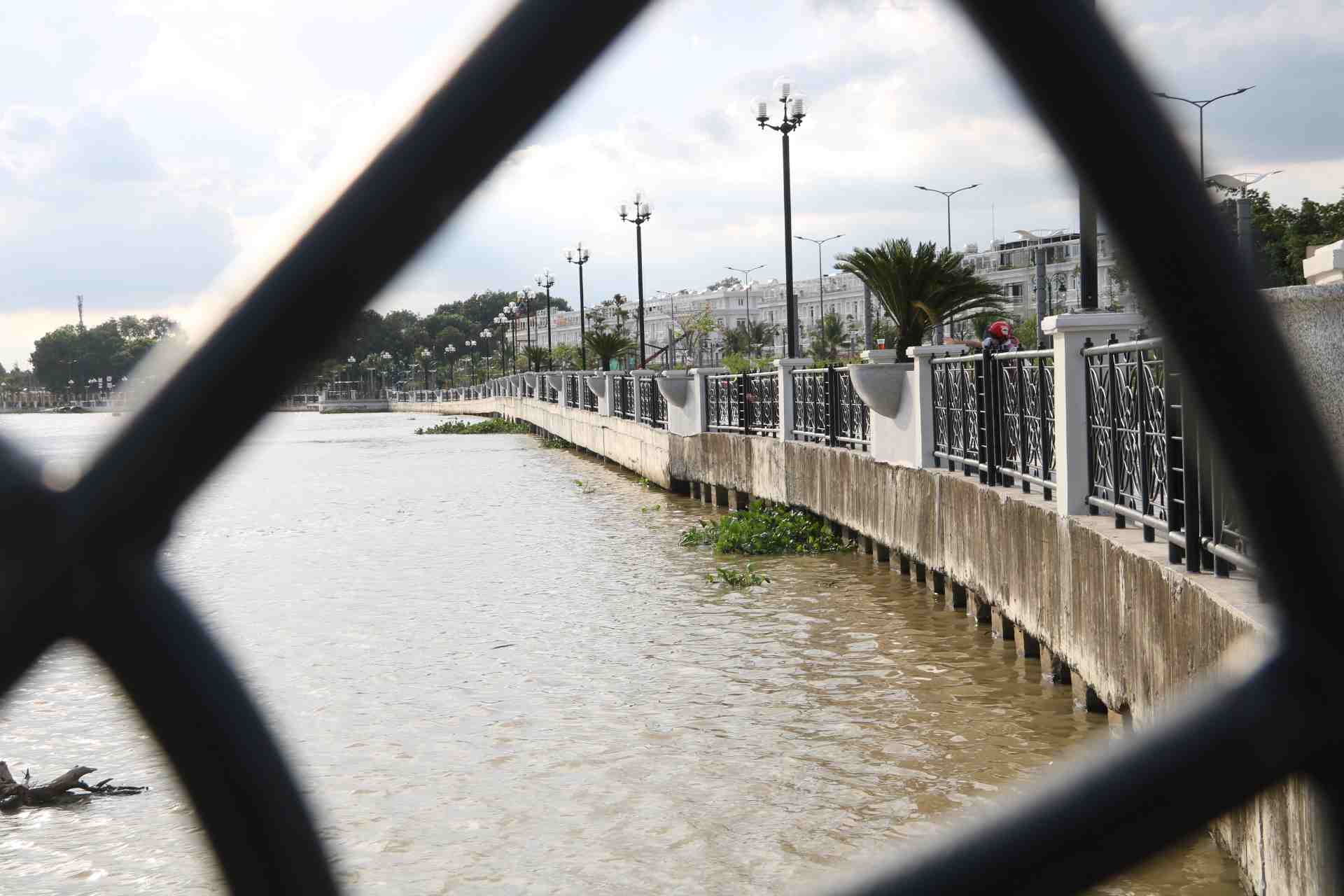 Thu Dau Mot City has invested in 3km of roads and parks along the Saigon River. Photo: Dinh Trong