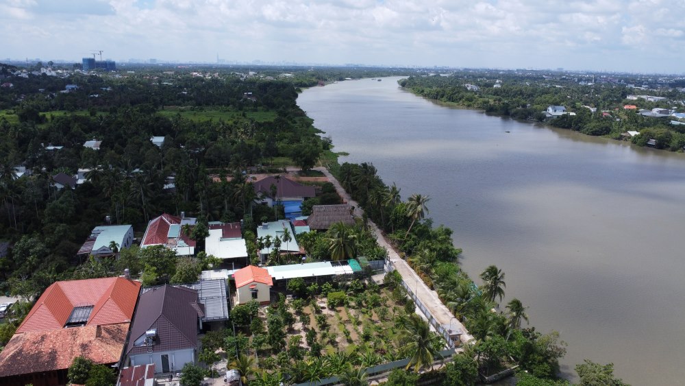 The 1.8km section will continue to be constructed. Photo: Dinh Trong