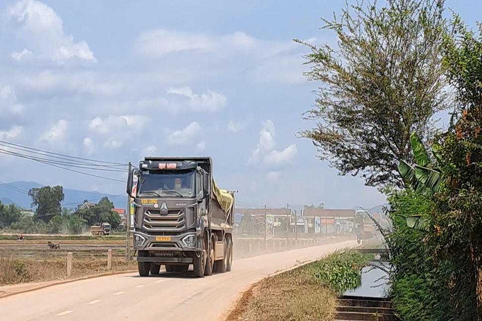 Xe ben chở vật liệu phục vụ thi công dự án cao tốc Bắc - Nam lưu thông trên tuyến ĐT 638, đoạn qua huyện Tây Sơn (Bình Định). Ảnh: Hoài Luân