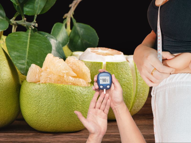  Bưởi có tác dụng trong việc hạ đường huyết, giảm mỡ nội tạng. Đồ họa: Hạ Mây