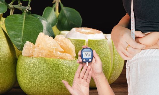 Bưởi có tác dụng trong việc hạ đường huyết, giảm mỡ nội tạng. Đồ họa: Hạ Mây
