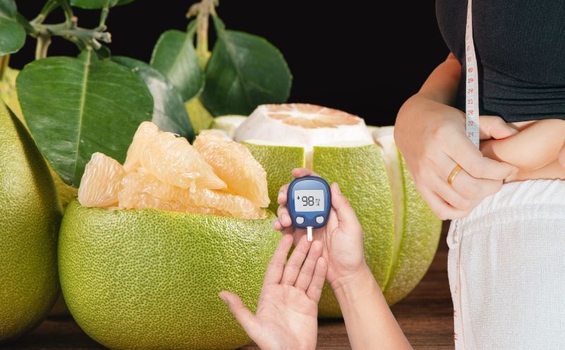 Bưởi có tác dụng trong việc hạ đường huyết, giảm mỡ nội tạng. Đồ họa: Hạ Mây