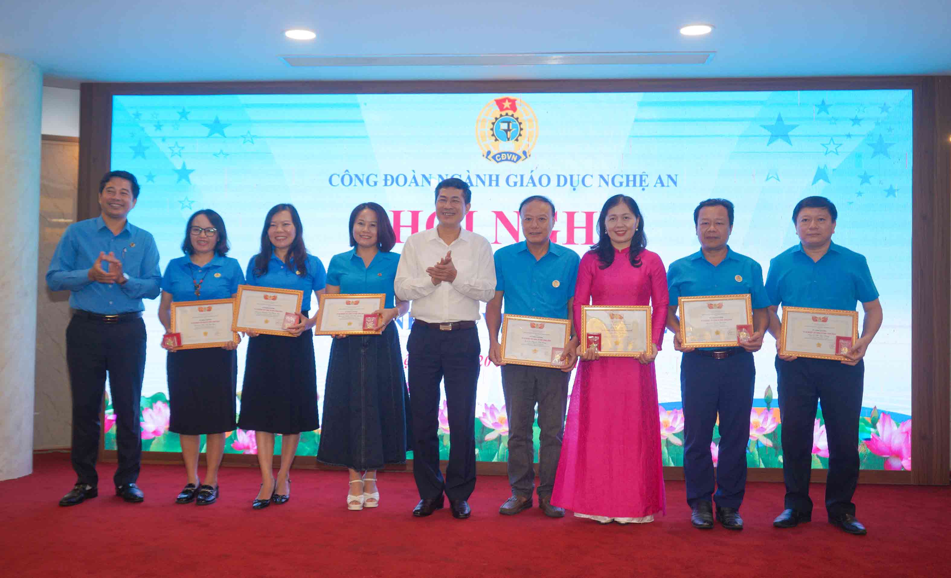 Trao tặng kỷ niệm chương "Vì sự nghiệp xây dựng tổ chức Công đoàn" cho các cá nhận. Ảnh: Duy Chương.