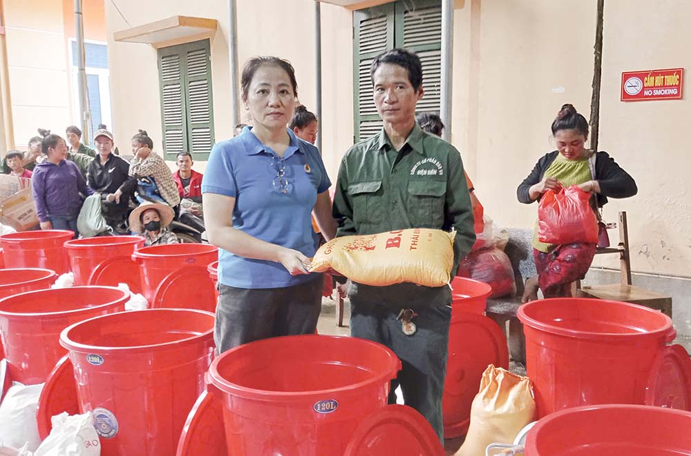 Bà Lầu Thị Thanh Hương - Phó Chủ tịch LĐLĐ tỉnh Điện Biên trao quà hỗ trợ người dân bị ảnh hưởng do mưa lũ tại xã Mường Pồn, huyện Điện Biên.  Ảnh: Giang Nam