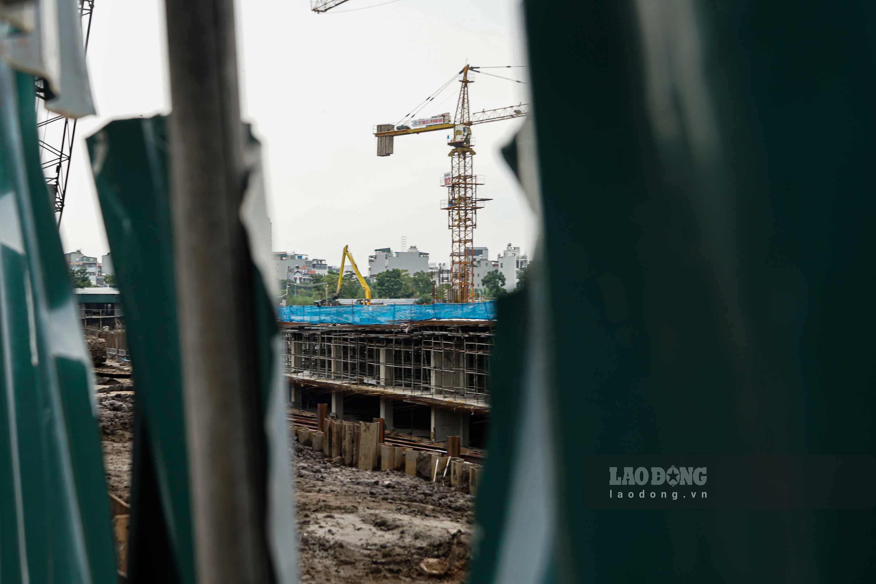 According to the working minutes prepared by the People's Committee of Long Bien ward, Dulex Hanoi Company has completed construction commencement procedures according to regulations and the project is in the construction phase. However, Dulex Hanoi provided missing documents related to the installation of 2 tower ladders.