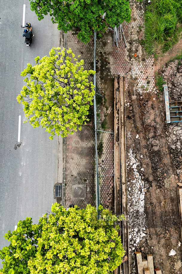 Meanwhile, the sidewalk along the route is more than half occupied by the project's barriers, causing difficulties for pedestrians.