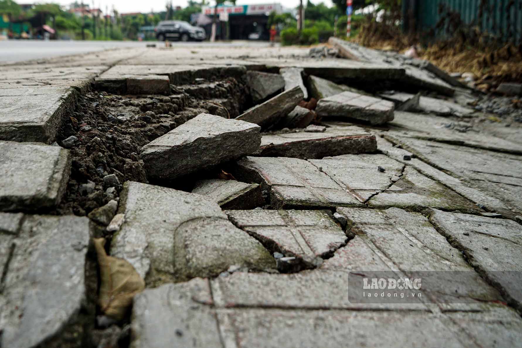 According to the reporter's research, during the construction process of the basement of the apartment project in the plot of land with the symbol CT2 on Co Linh Street (belonging to the project to build technical infrastructure of the land to auction land use rights in Ho Chi Minh City). Long Bien ward) the project investor is Dulex Hanoi Construction and Trading Company Limited (Dulex Hanoi Company, located at 8 Tho Nhuom, Hoan Kiem) causing subsidence of sidewalks and export road surfaces. There are many large and small cracks.