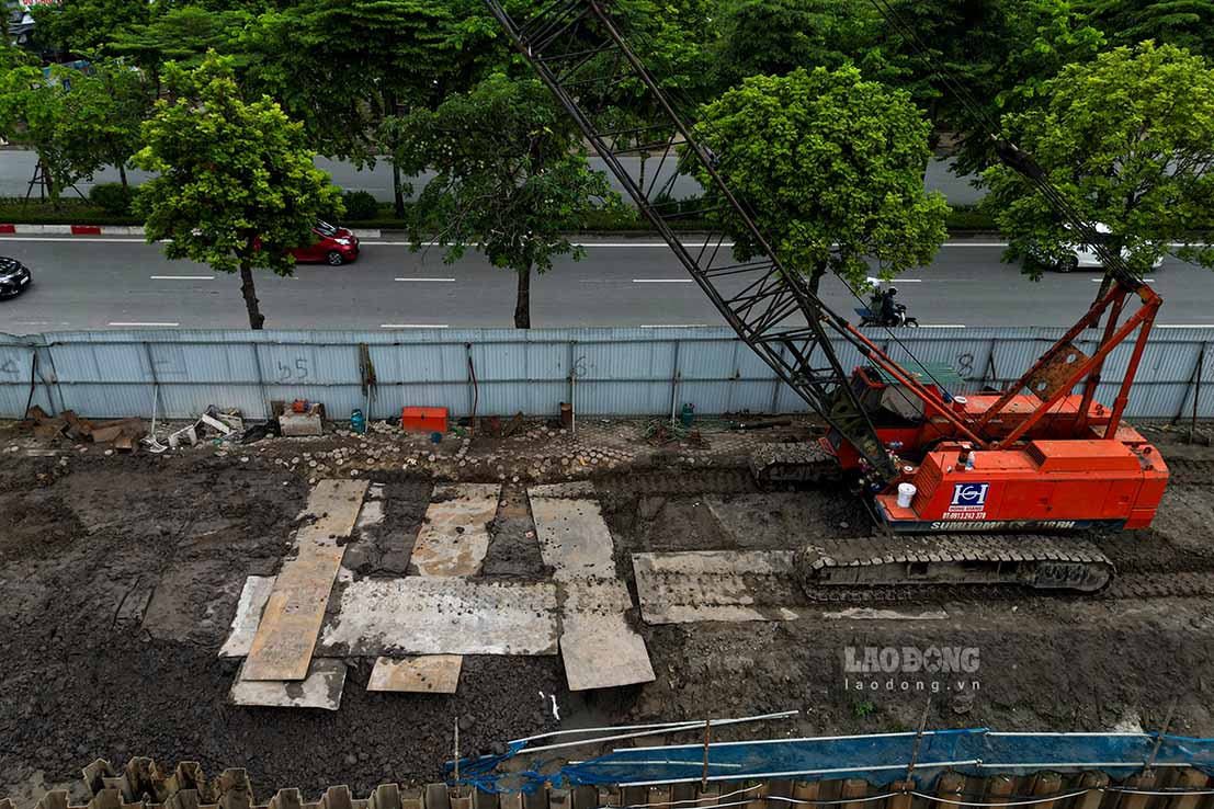 Regarding this issue, on the same day, talking with Labor, Chairman of Long Bien Ward People's Committee - Ngo Van Nam - said that the functional force units of the ward have made a record of administrative violations of Dulex Company. Hanoi with the act of organizing construction works in violation of regulations on quality management of construction works.