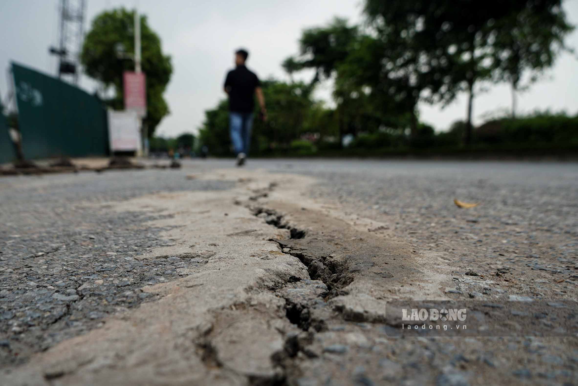 Mr. Vu Quoc Hung (residing in Long Bien ward) reflected that the road surface and sidewalks have been damaged for a long time but have not been repaired. People passing by always have to walk on the street because the remaining area on the sidewalk is not enough for walking.