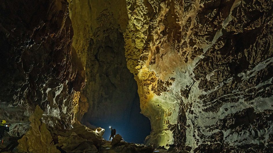 Trong khi quay phim tại hang động Sơn Đoòng, Việt Nam, đoàn làm phim Planet Earth III sử dụng đèn LED mạnh để chiếu sáng hang động, cho phép họ quay một trong những kỳ quan thiên nhiên vĩ đại nhất của Trái Đất. (Ảnh: BBC Studios/© Hoang Trung) 