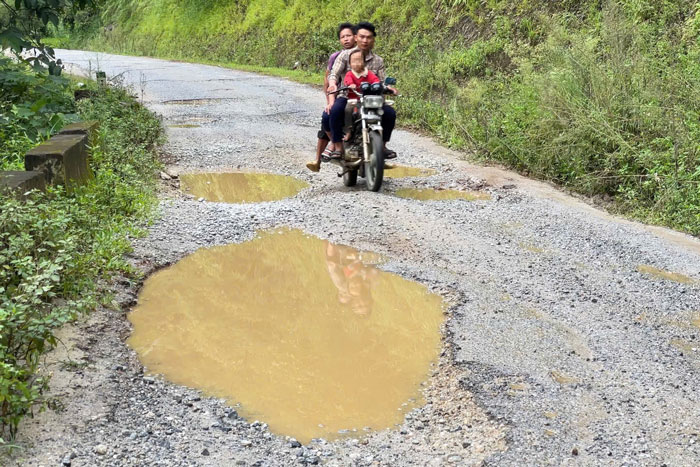 Cung đường Tỉnh lộ 158 qua xã A Mú Sung (huyện Bát Xát, Lào Cai) đang xuống cấp nghiêm trọng. Ảnh: Đinh Đại