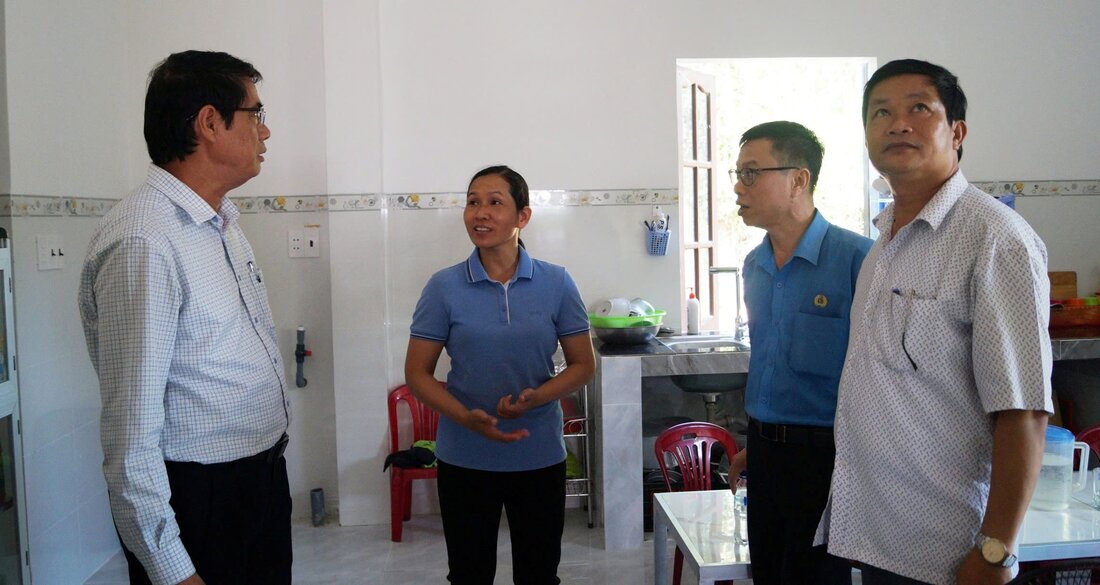 Chị Ngô Nguyễn Hồng Thâm trong ngôi nhà mới khang trang được hỗ trợ xây dựng mới từ chương trình Mái ấm công đoàn của Liên đoàn Lao động tỉnh Quảng Ngãi. Ảnh: Viên Nguyễn