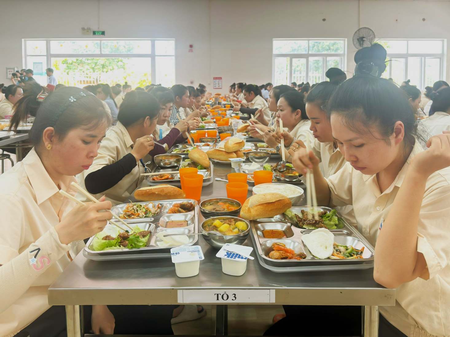 Bữa cơm Công đoàn đủ đầy, chất lượng cao của gần 700 công nhân Xí nghiệp may Khatoco. Ảnh: Kiều Hương 