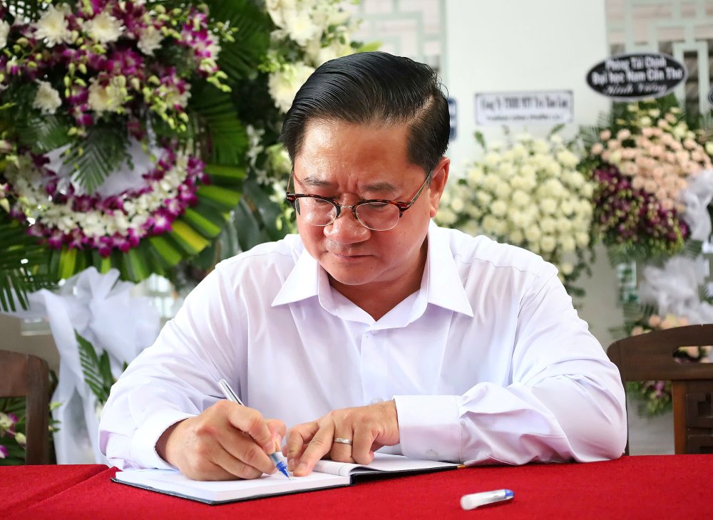 Mr. Tran Viet Truong, Chairman of Can Tho City People's Committee, wrote in the condolence book: "Extremely sorry for Hero of Labor, People's Teacher, Prof. Dr. Vo Tong Xuan, eminent scientist, devoted teacher, and friend." sincerity of millions of Vietnamese farmers."