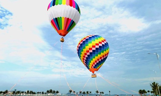 Bay khinh khí cầu ngắm vịnh Hạ Long từ đảo Tuần Châu, TP Hạ Long. Ảnh: Trung tâm truyền thông Quảng Ninh