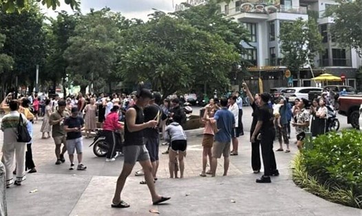 Vụ cháy khiến nhiều người phải tháo chạy xuống đường. Ảnh: Người dân cung cấp