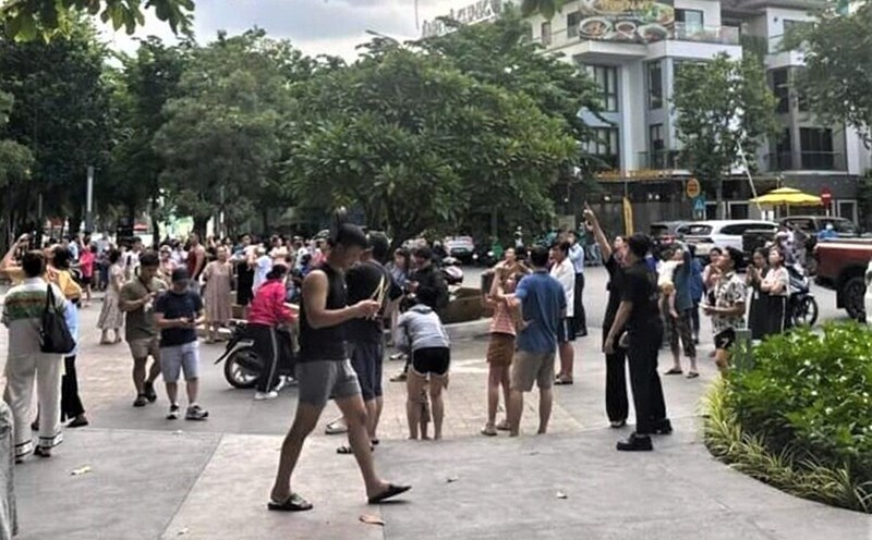 Vụ cháy khiến nhiều người phải tháo chạy xuống đường. Ảnh: Người dân cung cấp