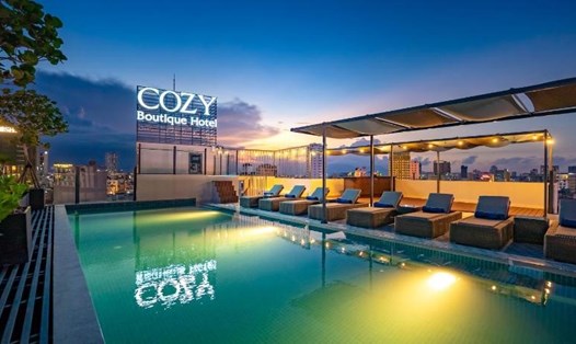 Bể bơi trên sân thượng của khách sạn có view ngắm toàn cảnh thành phố Đà Nẵng. Ảnh: Tripadvisor