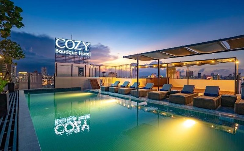 Bể bơi trên sân thượng của khách sạn có view ngắm toàn cảnh thành phố Đà Nẵng. Ảnh: Tripadvisor