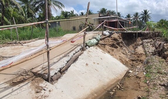 Landslides and land subsidence occur in many places in Bac Lieu province. Photo: Nhat Ho