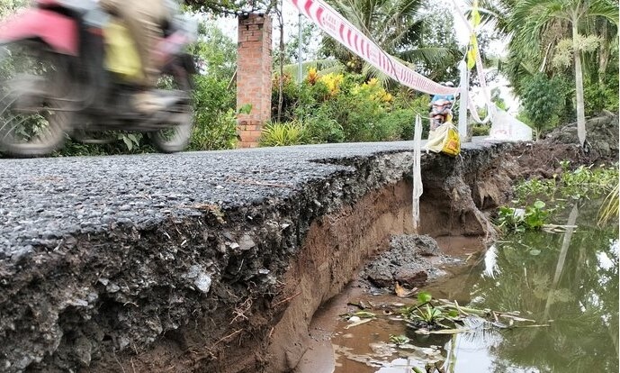 Landslides and subsidence in many places in Bac Lieu province. Photo: Nhat Ho