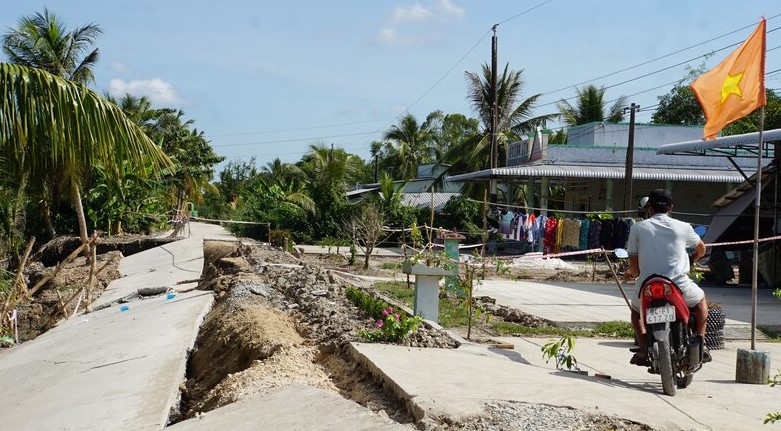 Landslides everywhere in Bac Lieu. Photo: Nhat Ho