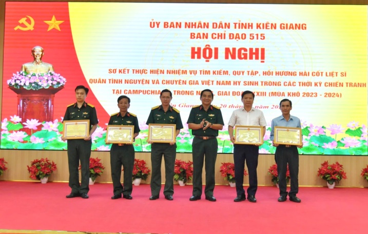 On this occasion, the Provincial People's Committee awarded certificates of merit to 5 groups and 12 individuals for their outstanding achievements in searching and gathering the remains of martyrs in the dry season 2023 - 2024. Photo: Phuong Vu