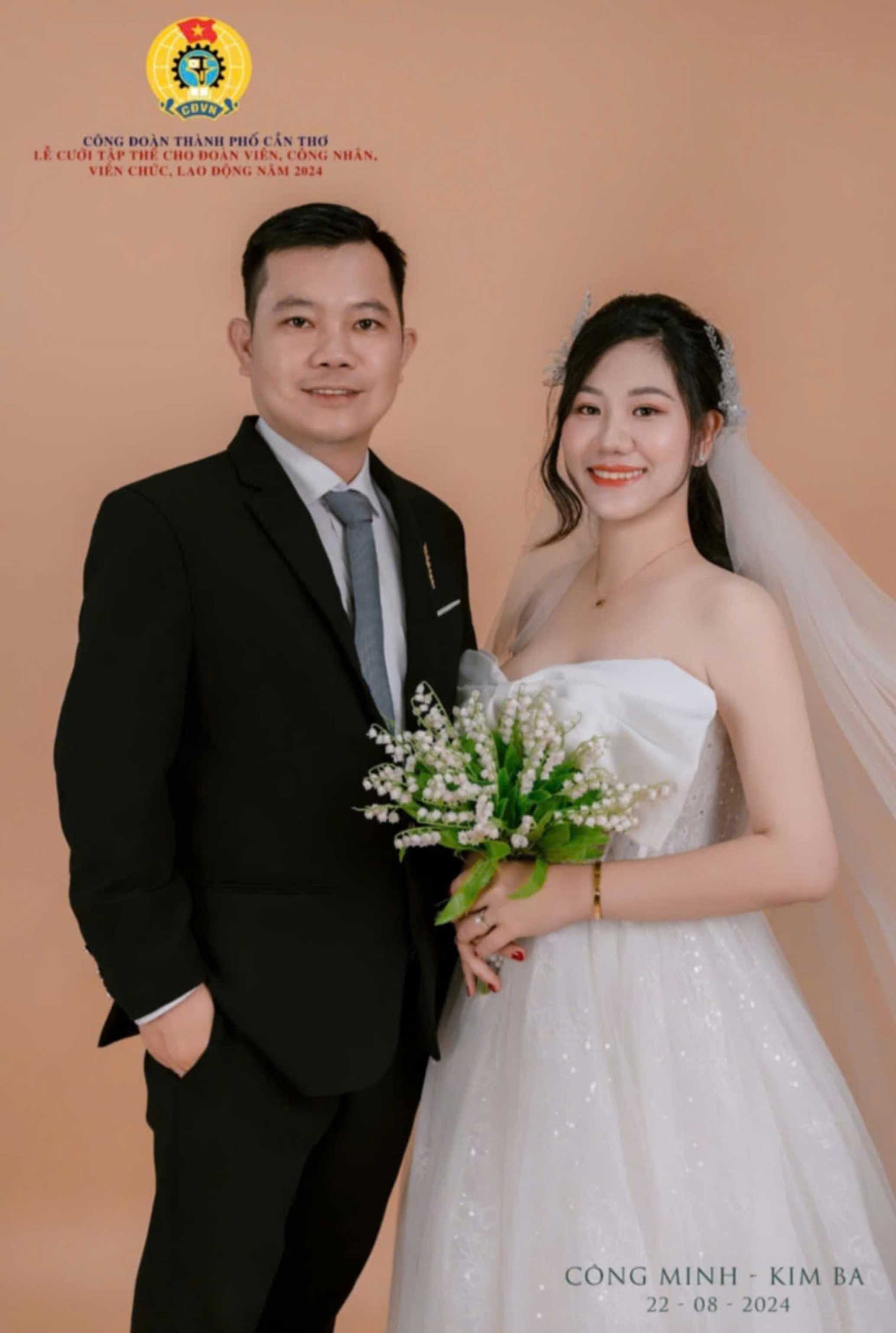 Kim Ba and her husband took photos to prepare for the group wedding. Photo: Can Tho City Confederation of Labor