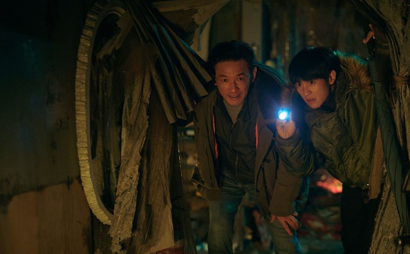 Hwang Jung Min và Jung Hae In trong phim. Ảnh: Nhà sản xuất