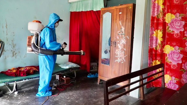 Lực lượng chức năng phun hóa chất diệt muỗi phòng dịch sốt xuất huyết. Ảnh: H. Nguyên