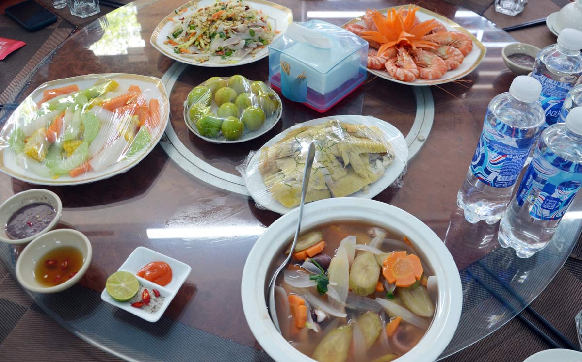 Các món ăn được chế biến đa dạng, chất lượng, đảm bảo dinh dưỡng cũng như an toàn vệ sinh thực phẩm. Ảnh: Đoàn Hưng