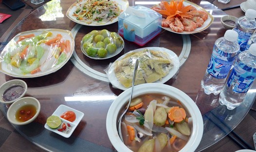 Các món ăn được chế biến đa dạng, chất lượng, đảm bảo dinh dưỡng cũng như an toàn vệ sinh thực phẩm. Ảnh: Đoàn Hưng