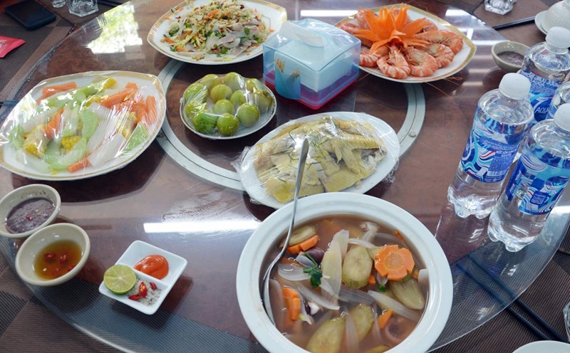 Các món ăn được chế biến đa dạng, chất lượng, đảm bảo dinh dưỡng cũng như an toàn vệ sinh thực phẩm. Ảnh: Đoàn Hưng