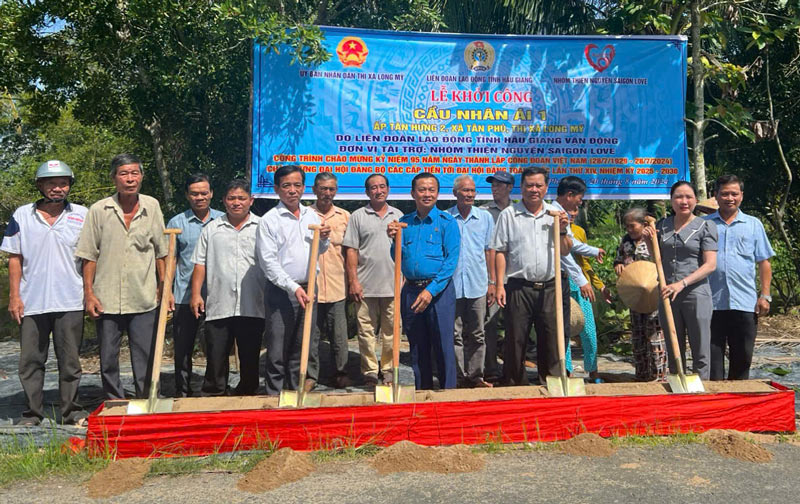 LĐLĐ tỉnh Hậu Giang vận động xây cầu nối liền 3 ấp khó khăn. Ảnh: LĐLĐ tỉnh Hậu Giang.
