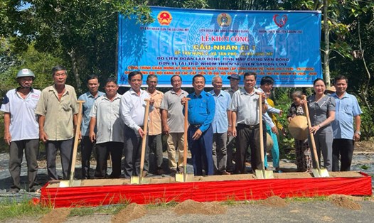 LĐLĐ tỉnh Hậu Giang vận động xây cầu nối liền 3 ấp khó khăn. Ảnh: LĐLĐ tỉnh Hậu Giang.