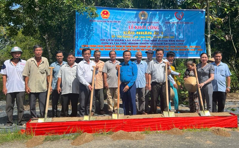 LĐLĐ tỉnh Hậu Giang vận động xây cầu nối liền 3 ấp khó khăn. Ảnh: LĐLĐ tỉnh Hậu Giang.