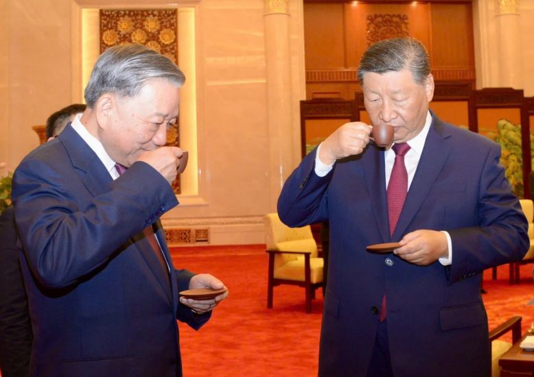 Tổng Bí thư, Chủ tịch nước Trung Quốc Tập Cận Bình và Tổng Bí thư, Chủ tịch nước Tô Lâm thưởng thức trà. Ảnh: TTXVN