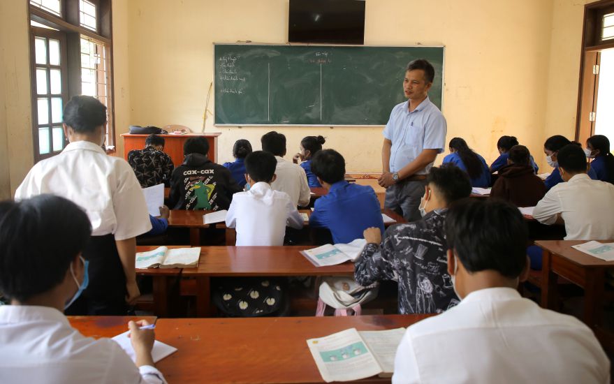 Nam giáo viên ở đồng bằng tăng cường lên miền núi tỉnh Quảng Trị để dạy học, khắc phục tình trạng nơi thừa, nơi thiếu giáo viên. Ảnh: Hưng Thơ